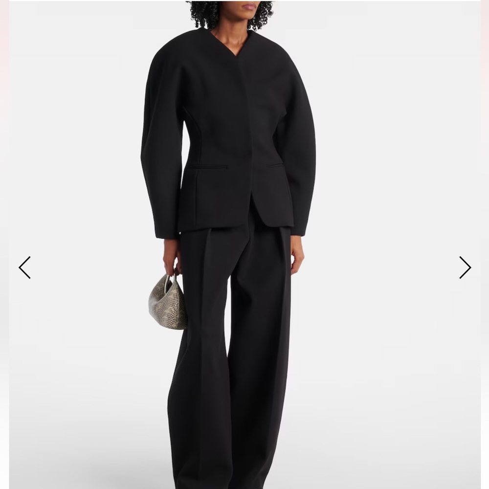 Jacquemus Ovalo Jacket in black, EU36